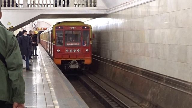 На поезд, в сторону станции, Таганская - Посадки нет смотреть онлайн