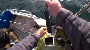 Камбала Прёт на дождевого Червя. Рыбалка на Море с Лодки.