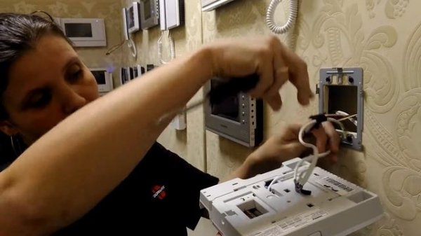 Как снять со стены видеодомофон Commax CDV 43K, CDV 43K2, CDV 43KM2