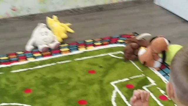 Детский ковер Футбольное поле. Макс Бакс играет в футбол на новом стадионе. Детский канал.