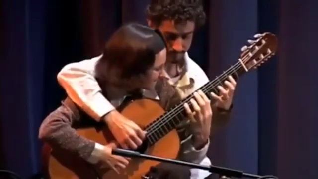 Игра на гитаре в четыре руки!!!!