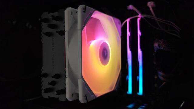Демонстрация работы подсветки вентилятора ID-COOLING TF-12025 ARGB SNOW смотреть онлайн