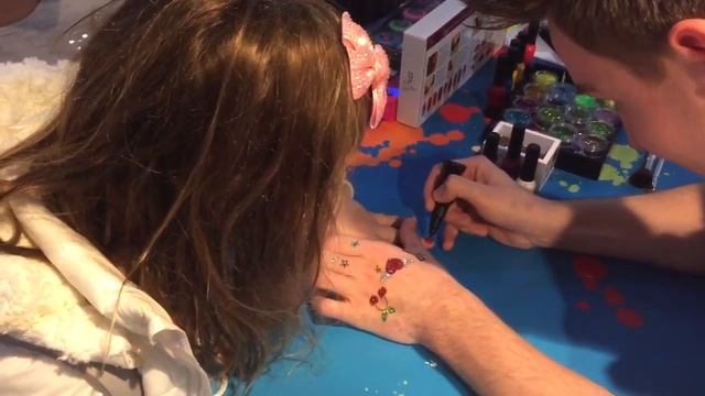 Annabelle Reay got beautiful nails in Harrods смотреть онлайн