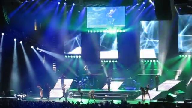 usher's omg tour - "yeah" смотреть онлайн