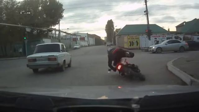 Очень пьяный байкер едет на мотоцикле 480p смотреть онлайн