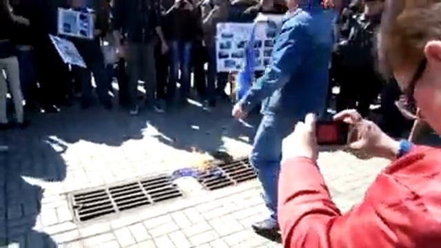 Сжигают флаг ЕС смотреть онлайн