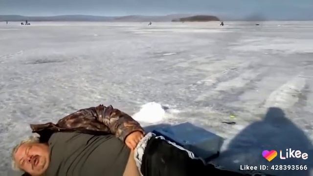 ПРИКОЛ ПЬЯНЫЙ МУЖИК НА ЛЬДУ! смотреть онлайн
