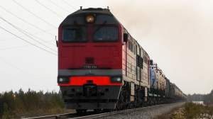 2ТЭ116У-0194 с грузовым поездом и приветливой бригадой