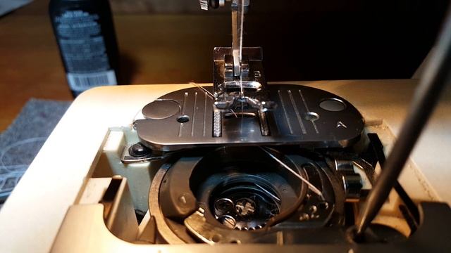 How to Adjust Thread Clearence on the Singer Centaur Bobbin Case. смотреть онлайн