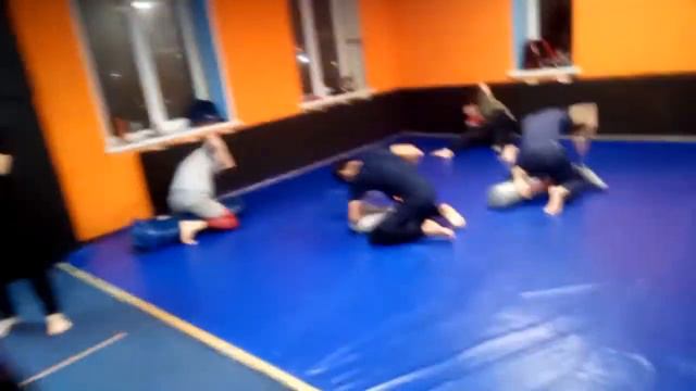 Фабрика по производству бойцов ММА работает каждый день кроме воскресенья. смотреть онлайн