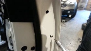 Как снимается ручка с передний двери Ауди Q-5!!!