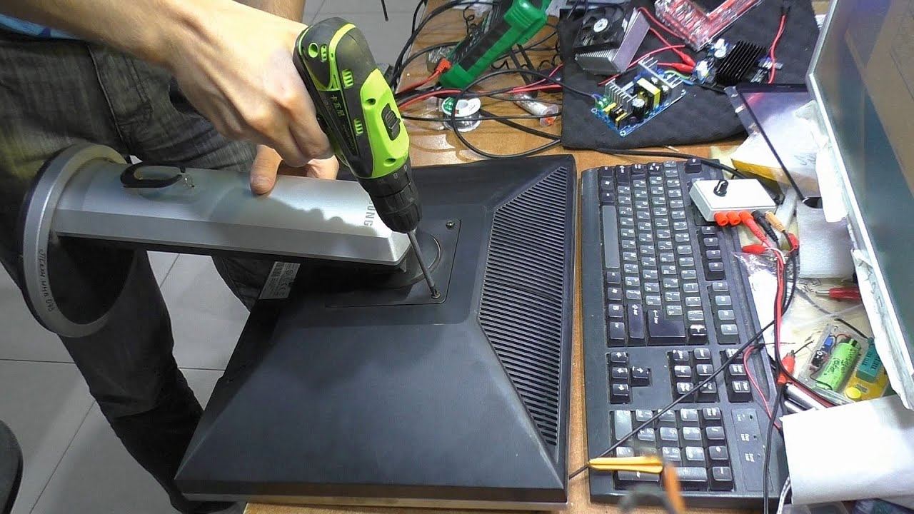 Простой ремонт двух мониторов. Дефекты: Искрит; Белый экран смотреть онлайн