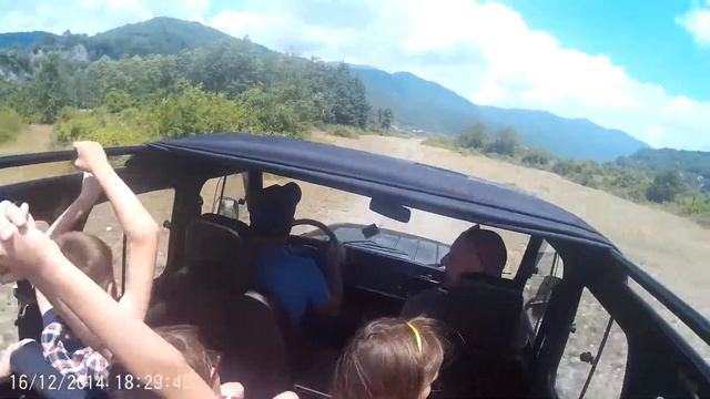 Спуск на джипе по горной реке смотреть онлайн