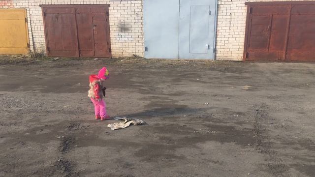 Прогулка мамы с дочками (1 год и 9 месяцев) по гаражам. Пинание ногами грязной бумаги смотреть онлайн