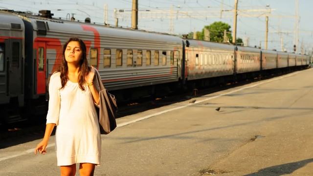 Гуляя по пляжу, девушка нашла золотое кольцо. То, что произошло потом, просто невероятно! смотреть онлайн