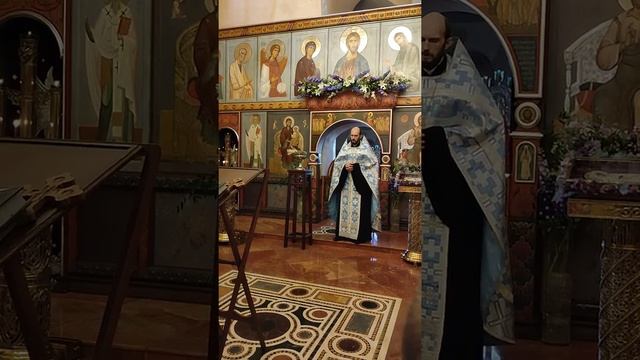 Священник Храма Священномученика Антипы на Колымажном дворе обратился с напутствием первоклассникам смотреть онлайн
