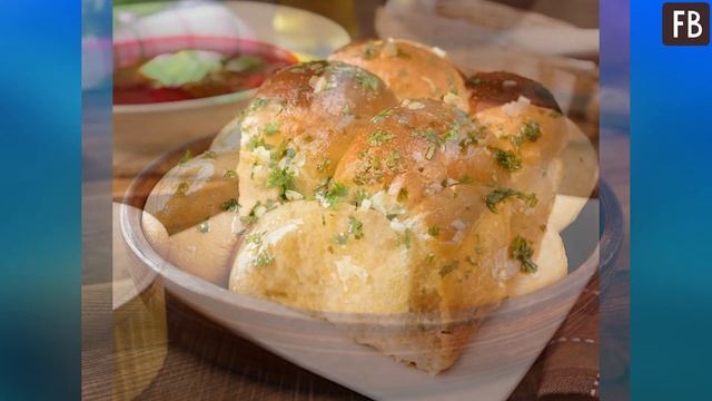 Пока варится борщ, успеваю к нему пожарить на сковороде чесночные пампушки: просто и очень вкусно смотреть онлайн