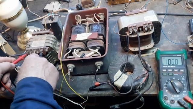 Парадокс послідовного з'єднання  трансформаторів. Напруга виростає в чотири рази.#свободнаяэнергия