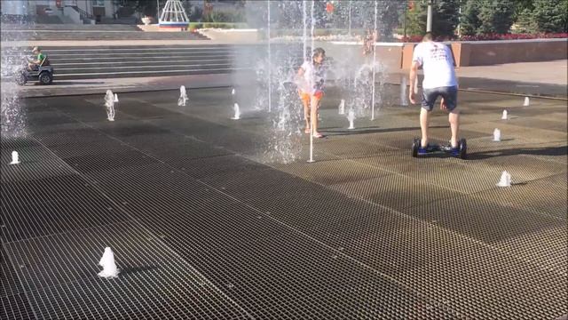 Гироскутер в городском фонтане