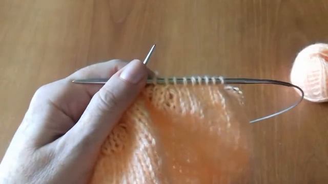 ДЕТСКАЯ ШАПОЧКА СПИЦАМИ С ВЯЗАНЫМ ЦВЕТКОМ // Children's hat with a knitted flower . смотреть онлайн