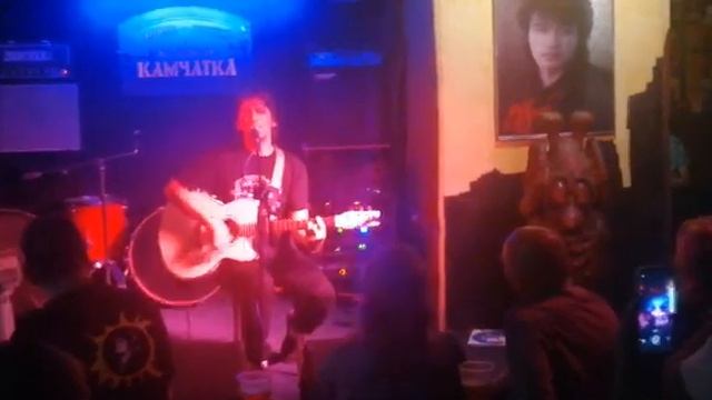 Бек Мардонов, песня В. Цоя. Жизнь в стёклах. Акустика. Петербург, клуб - музей Камчатка. смотреть онлайн