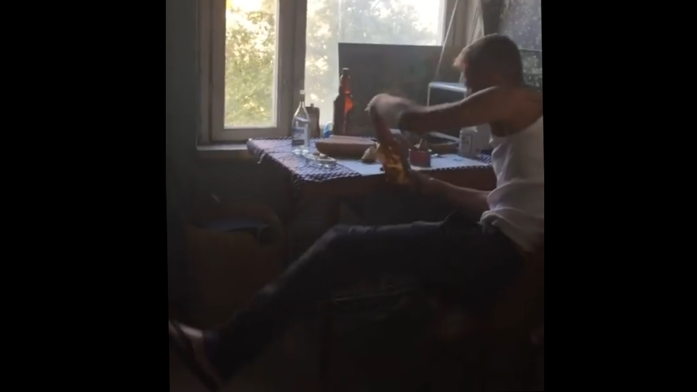 Пьяный Панин кидает в дочь батон со словами «На жри!» смотреть онлайн