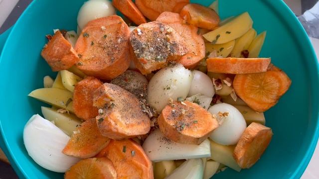 Куриные бедра с овощами на ужин / Chicken thighs with vegetables for dinner смотреть онлайн