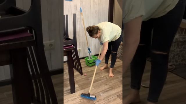 Мою пол на кухне щёткой смотреть онлайн