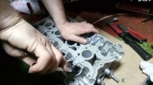 Как быстро рассухарить погнутые клапана. Притераю и собираю клапана ГБЦ ВАЗ 2112 с 16 клапанным ДВС
