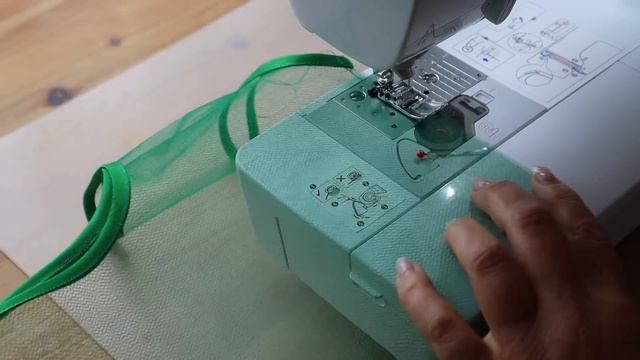 Взяла обыкновенный целлофановый пакет и обвела на москитной сетке из Фикс Прайс