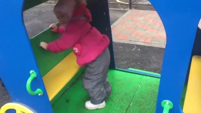 Карета на детской площадке. Видео для детей. смотреть онлайн