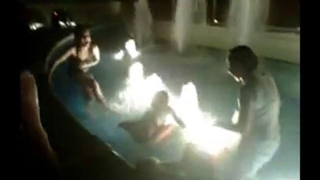 Very drunk Girls in the Fountain at the Bethesda Maryland Metro at 3AM смотреть онлайн