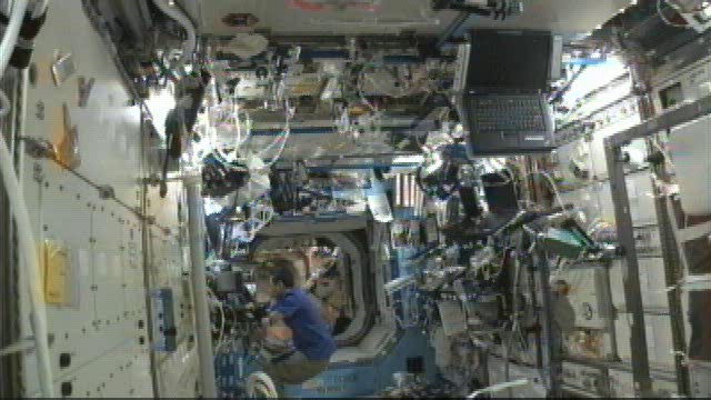 Японский астронавт приветствует с МКС 2011-09-20-NASA ISS Vi смотреть онлайн