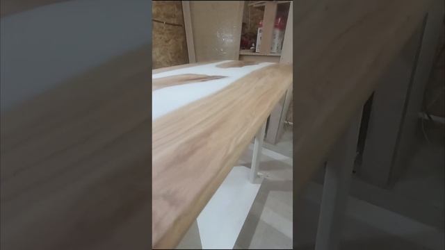 матовая столешница с белой рекой из массива дуба и эпоксидной смолы смотреть онлайн