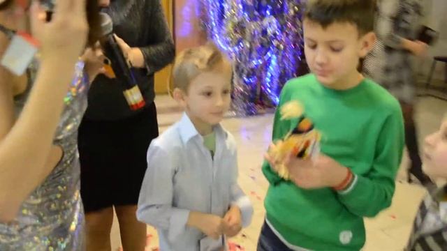 Новогодний банкет, раздача призов смотреть онлайн