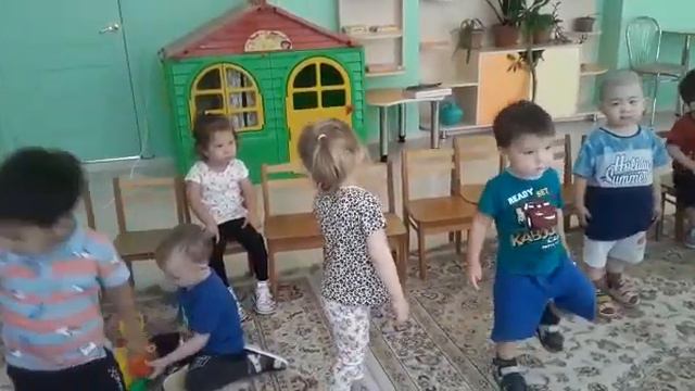 Даниил 1,11 на музыке занимается своими делами