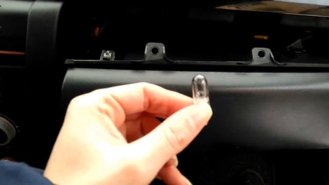 Как да разглобим жабка и подменим крушка на Mazda 3, 2006 г./ glove compartment смотреть онлайн
