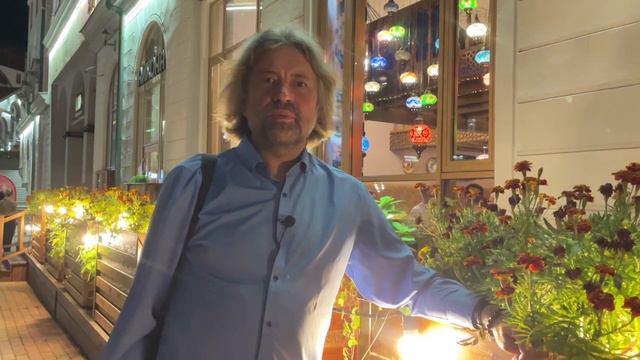 Маленький человек бежит по огромной земле... смотреть онлайн