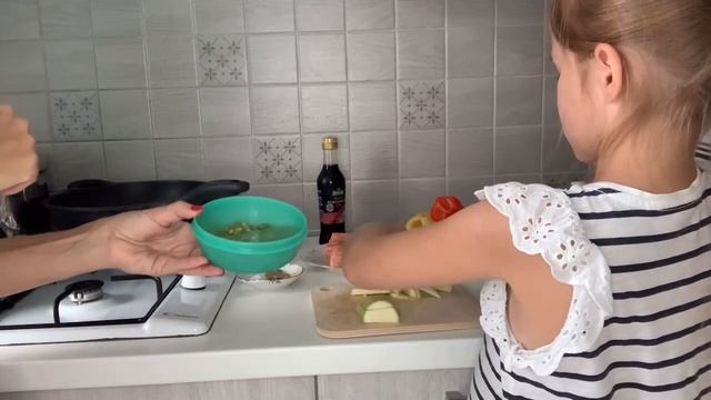 ОЧЕНЬ ВКУСНЫЙ ПРАЗДНИЧНЫЙ РЕЦЕПТ / ГРЕЧНЕВЫЕ СПАГЕТТИ (СОБА) с РЫБОЙ и ОВОЩАМИ / БЫСТРО и ПРОСТО смотреть онлайн