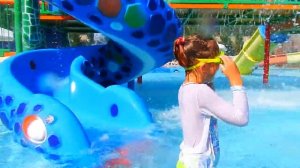 Дети веселятся на море