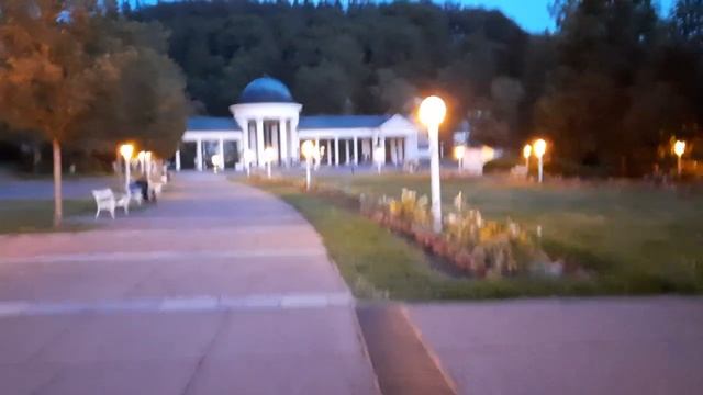 ГУЛЯЕМ ПО ВЕЧЕРНЕМУ ГОРОДУ. МАРИАНСКИЕ ЛАЗНИ .ЧЕХИЯ смотреть онлайн