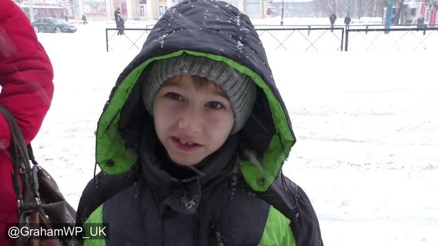 (Eng subs) The People of Gorlovka, DPR at a Bus Stop смотреть онлайн