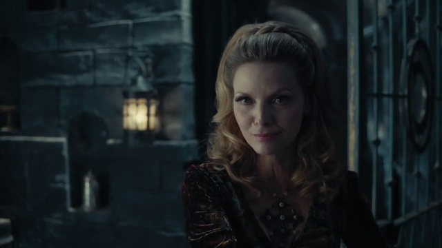 Dark Shadows - Featurette (Vampire History)