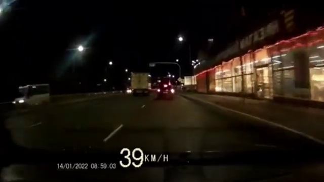 Электроскутер обгоняет все машины в Калининграде смотреть онлайн