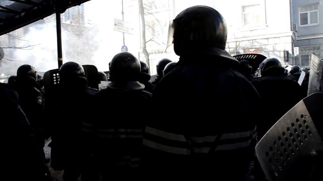 Передвижение бойцов ВВ во время боя на Шелковичной смотреть онлайн