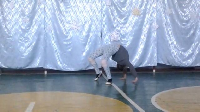 Первые шаги в акробатике:3 Всё сделано без разминки и разтяжки) смотреть онлайн