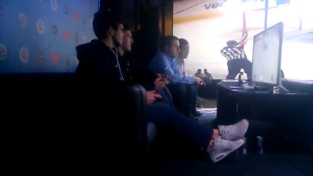 Игроки СКА играют с болельщиками в NHL 16 смотреть онлайн