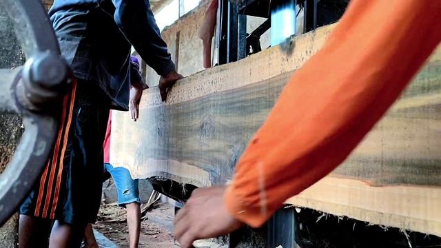gergaji kayu jati bahan pintu masjid seratnya menyerupai taman syurga di sawmill.woodworking смотреть онлайн
