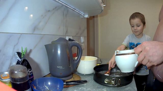 Бисквит с яблоками. Готовим с сыном. смотреть онлайн