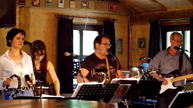 EF-Hausband spielt "Walk of Life " смотреть онлайн